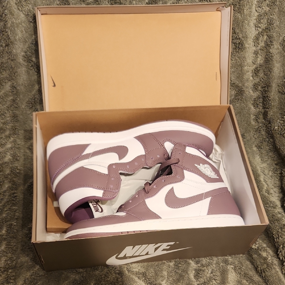 Nike Air Jordan 1 Retro High OG - Mauve and White - US Mens Size 10.5
